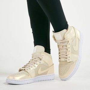 Air Jordan 1 Mid SE Sneakers FLASH SALE